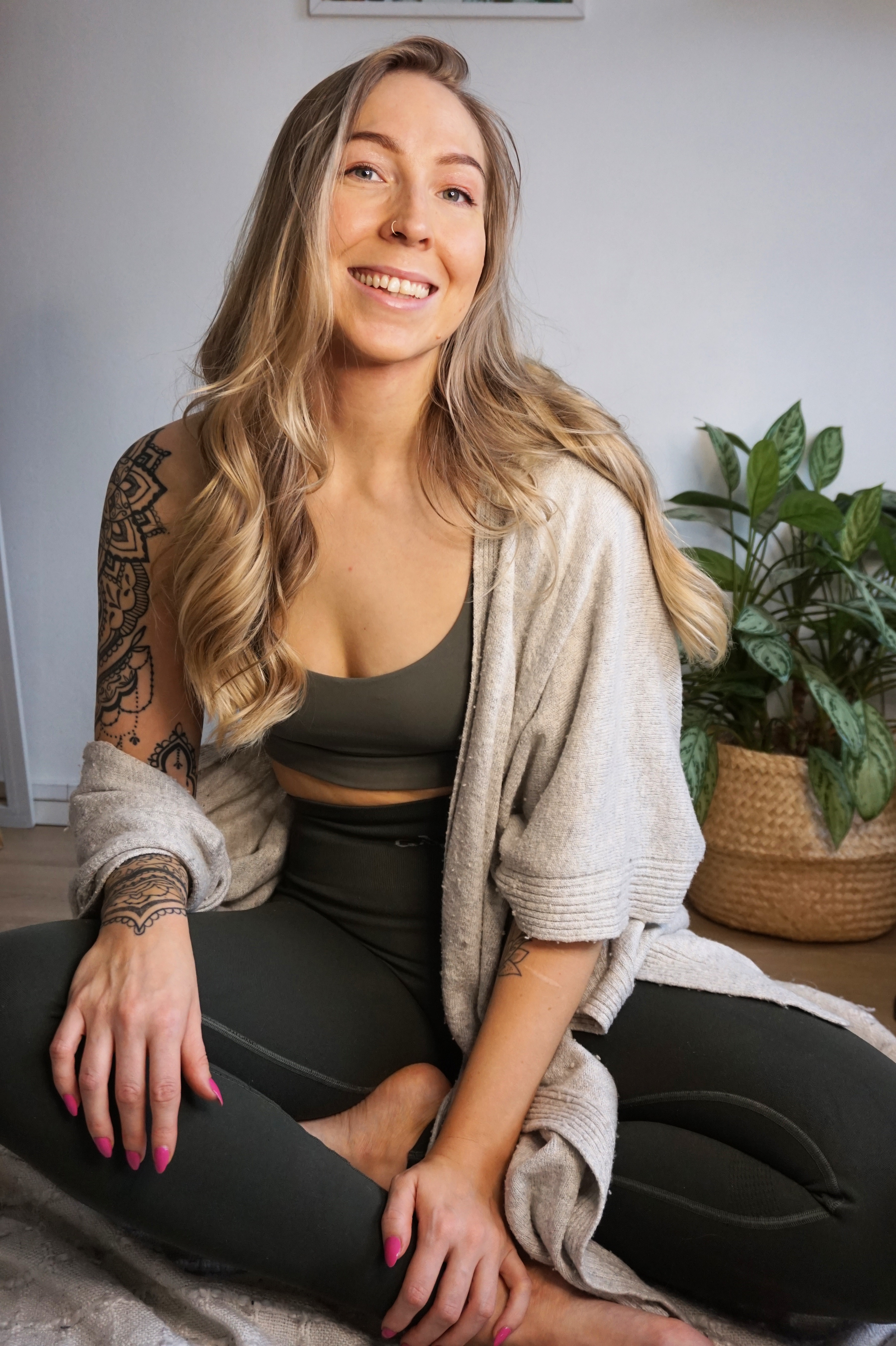 Luontomaisemassa ihmisellä kädessä kompassi