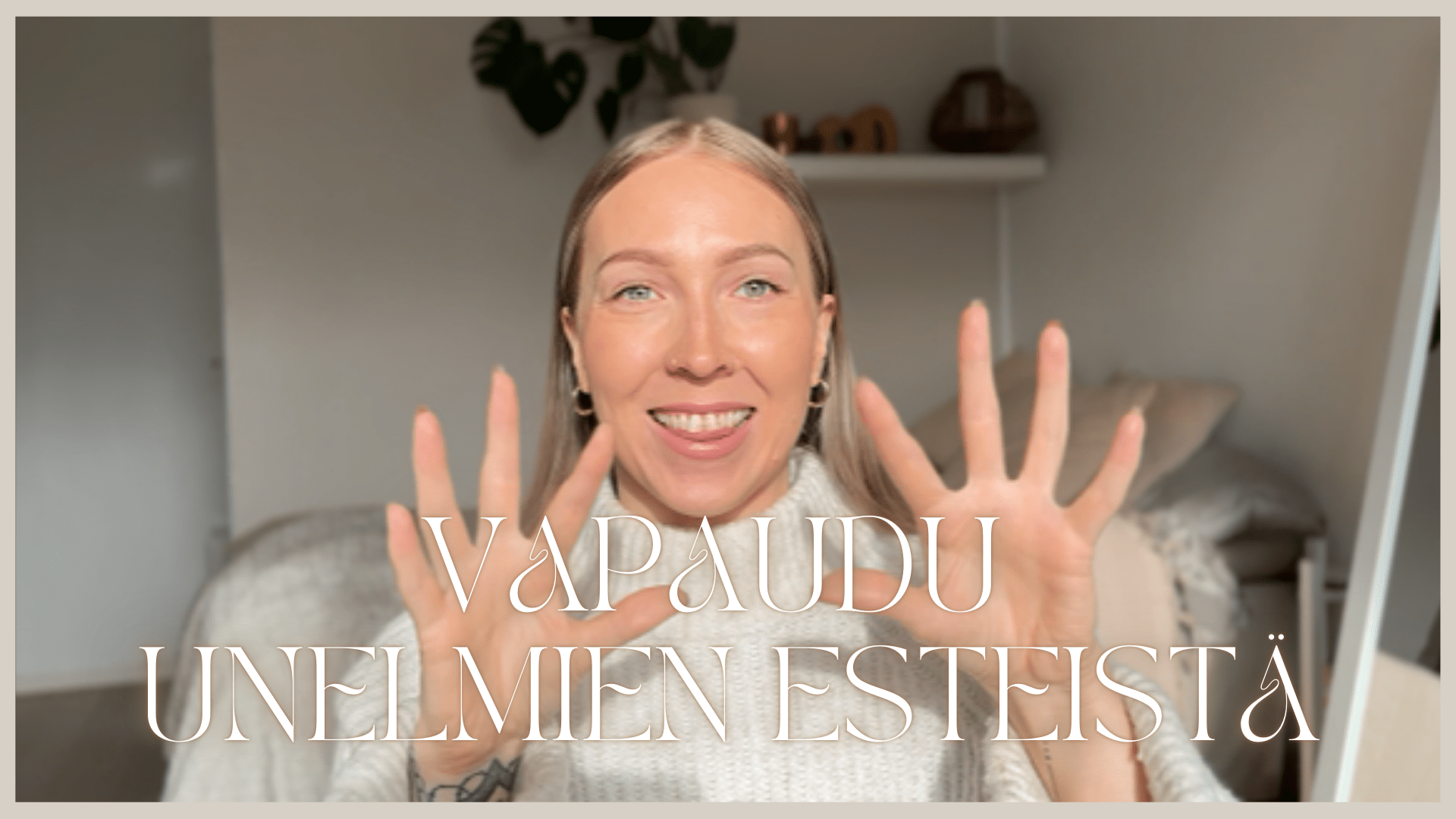 Vaaleatukkainen nainen heiluttelee käsiä ja hymyilee. Teksti "Vapaudu unelmien esteistä"