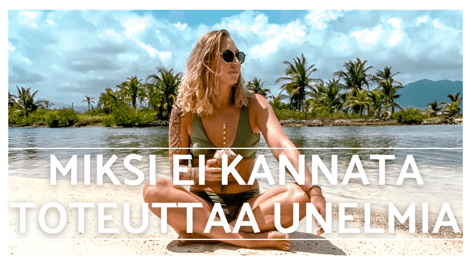 Vaaleatukkainen nainen rannalla, palmuja taustalla. Teksti "miksi ei kannata toteuttaa unelmia"